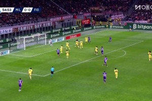 佛羅倫薩1-0領(lǐng)先！米蘭禁區(qū)內(nèi)亂戰(zhàn)，戈森斯將球擋進(jìn)球門