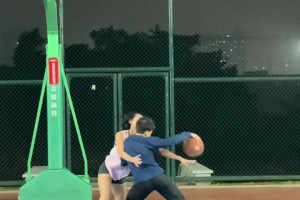 小伙子強打小姐姐毫不留情，這就是傳說中的西格瑪男人？????