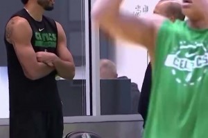 凱蜜心頭一緊？錫伯杜現(xiàn)身凱爾特人訓(xùn)練館，和塔圖姆相談甚歡