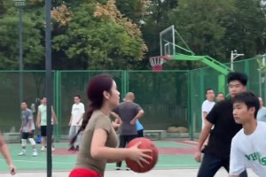 有一說一，紅褲子小姐姐的虛晃突破真的有點(diǎn)東西??????