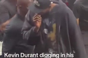 這味兒挺足！杜蘭特?fù)竿瓯亲雍蠼o球迷一個(gè)大力擊掌??????