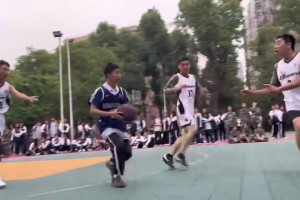 校籃球賽23號(hào)球員下快攻瘋狂走步 真不是被拉上去湊數(shù)的嗎??