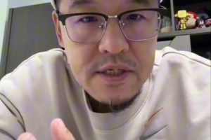 解說依力談周鵬肘擊對手：這是非常惡劣，違反體育道德精神的動作