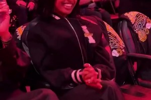 瓦妮莎帶女兒也觀看了今天湖人的揭幕戰(zhàn)