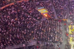 還惦記著這事??湖人揭幕戰(zhàn)，全場球迷高喊：謝謝獨行俠GM尼科