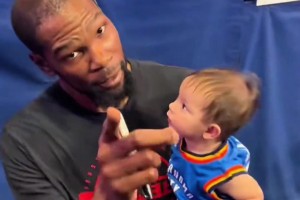 連登哥都有后了！杜蘭特抱著雷霆球迷?xún)鹤?什么時(shí)候自己生啊??