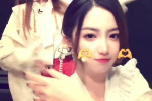 女主播佳依：這比賽看的我只想打臉！小七在后面瘋狂比劃打臉動(dòng)作