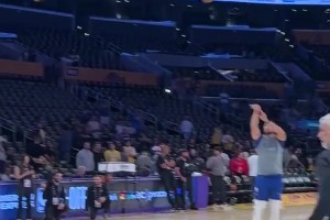 對陣湖人，庫里賽前三分訓(xùn)練，輕松得像喝水一樣！