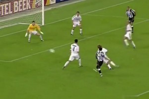 自帶領(lǐng)域的男人！皮耶羅神級(jí)停球連續(xù)晃動(dòng)攻破皇馬！