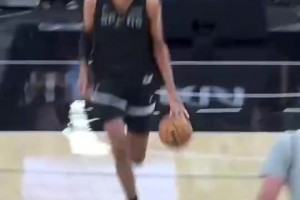 文班這一個回合讓我看到三個超巨的影子！KD、字母哥、奧尼爾！