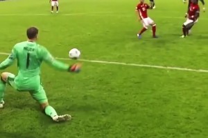 ??麒麟臂vs金剛腿！C羅近距離暴力射門，諾伊爾竟能單掌擋出！