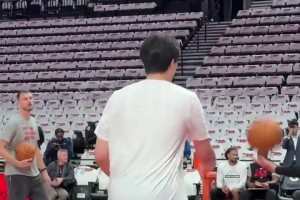 來自馬刺冠軍中鋒的指導(dǎo)！楊瀚森賽前訓(xùn)練，斯普利特特地上前指點(diǎn)