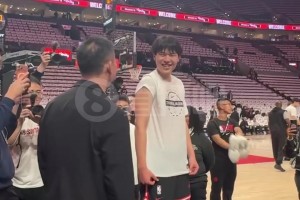 見證NBA常規(guī)賽首秀！劉維偉與楊瀚森師徒見面，一陣熱聊啊~