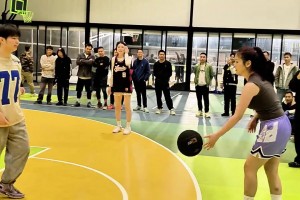 1v1這兄弟看似輸實(shí)則贏麻！小姐姐捂住胸部：你往哪打呢？