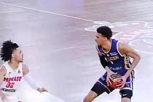 文班當(dāng)年在法甲這操作就很離譜！剛出手完立馬就閃現(xiàn)籃下補扣??