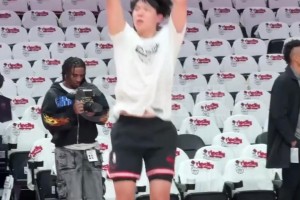 這手型如何？楊瀚森常規(guī)賽首秀賽前熱身練習(xí)外線投籃~