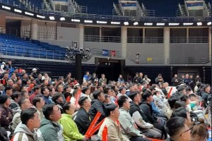 人很多?。∏鄭u隊(duì)在球館內(nèi)組織球迷一起觀看楊瀚森NBA首秀~