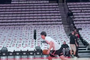 常規(guī)賽首秀上腳中國紅戰(zhàn)靴！楊瀚森熱身練習(xí)正面突破上籃