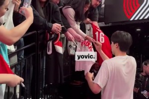 很多中國球迷觀戰(zhàn)首秀??！楊瀚森為球迷送上簽名并耐心互動~