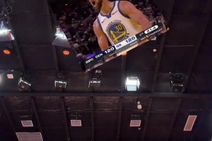 女主播小七曬看勇士直播視頻：庫里超遠3分看high了！??