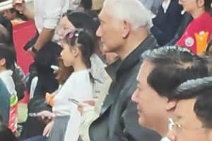 姚明爸爸姚志源現(xiàn)場(chǎng)觀看浙BA，一頭白發(fā)也藏不住氣場(chǎng)...