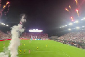 放煙花慶祝！現(xiàn)場(chǎng)球迷視角拍攝梅西頭球沖頂破門！