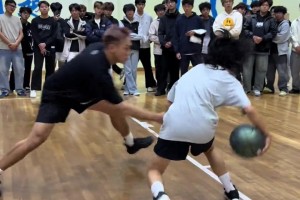 天秀！初中生小女孩和野球手程鑫凱單挑 秀出招牌轉(zhuǎn)體拉桿大風(fēng)車