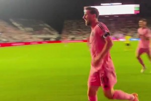 飛翔的阿根廷人??！現(xiàn)場(chǎng)視角看梅西頭球破門