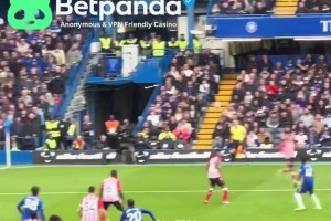 切爾西球迷：這時(shí)候VAR消失了，看看門將對(duì)庫(kù)庫(kù)雷利亞做了什么