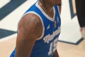 還有油？40歲尼克-楊曬野球場連續(xù)三分集錦：我需要十天合同！