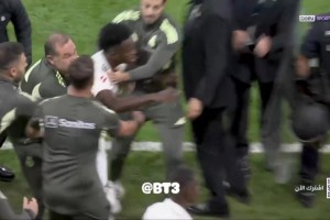 差點(diǎn)沒拉?。_突結(jié)束后，維尼修斯又朝著亞馬爾沖過去