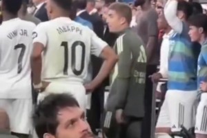 不管了！姆巴佩剛開始還拉住維尼修斯，過會(huì)兒直接加入戰(zhàn)斗??