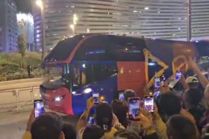 巴薩大巴離開伯納烏球場時(shí)，皇馬球迷比中指+唱歌嘲諷??