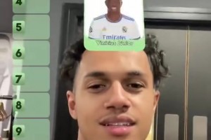 時(shí)間一眨眼就過去了！小時(shí)候的球童亞馬爾見到C羅激動(dòng)不已！