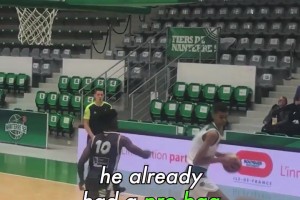 鶴立雞群！看看15歲的文班是怎么打球的，真是瞎眼可見的天賦??！