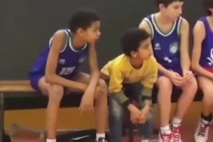 這是被榨干了？克萊開季狀態(tài)不佳，女友馬冬梅身材炸裂！