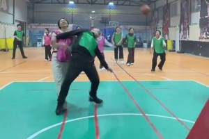 野球場小姐姐直接抱摔大哥，這真的不是AI生成的嗎??????