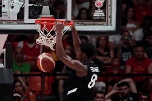 身體素質(zhì)炸裂！探花埃奇庫姆效力巴哈馬男籃隔扣隊友圓臉登??