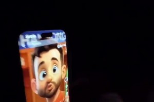 夜幕降臨，刷視頻的瓦科看到了可愛的自己