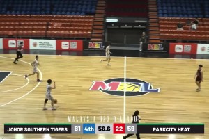 教練疑似拿戰(zhàn)術(shù)板襲擊女裁判，這是有意還是無意的啊？