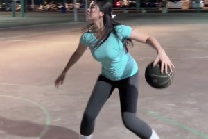 有沒走步？??野球場肘姐曬視頻：你看清我的腳步了嘛？