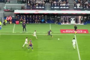 換個(gè)角度看看維尼修斯怒踢皮球嚇到亞馬爾??