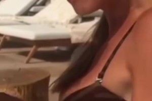 囧！2歲萌女兒狂拉卡里烏斯嬌妻的比基尼泳褲??