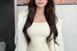 椰子淺跳一下手勢舞 戴上眼鏡年輕似學(xué)生??