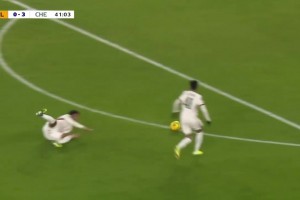 切爾西3-0領(lǐng)先！狼隊后場出球失誤！埃斯特旺挑射破門！