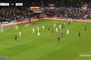 曼城落后！佛朗哥兜射死角中柱破門(mén)，特拉福德飛撲無(wú)能為力