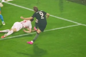 這就是神鋒??！凱恩高難度破門我玩游戲都踢不出來這種