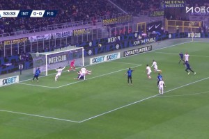 爭(zhēng)議！埃斯波西托禁區(qū)被拉倒！主裁聽(tīng)取VAR后沒(méi)有判罰點(diǎn)球！