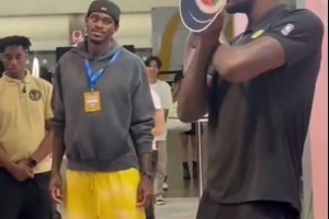 艾頓賣萌五連拍 一旁的范德比爾特都沒眼看了??????