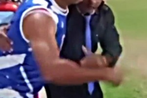 ??球員：教練我準(zhǔn)備好請(qǐng)求出戰(zhàn)，主裁判：不，你不想！